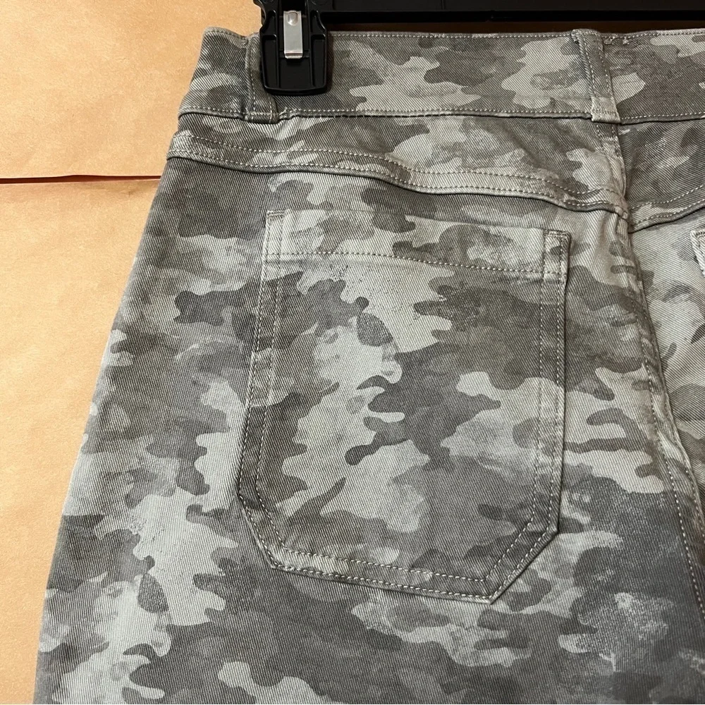 Spanx | NWT Stretch Twill Shorts Stone Wash Camo Pull-On Shaping Short Size S